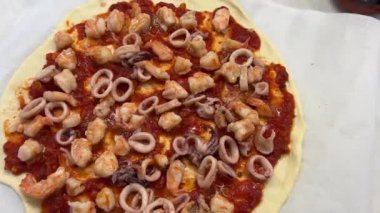Pişirmeden önce deniz mahsullü pizza, yakın plan. Yüksek kalite 4k görüntü