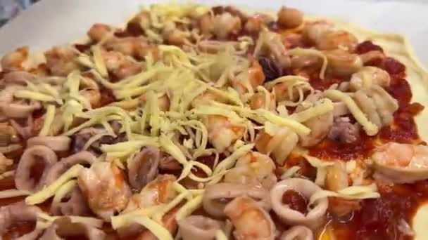 Házi Készítésű Pizza Készítésének Folyamata Kiváló Minőségű Felvételek — Stock videók