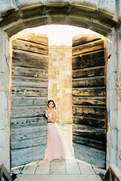 Menyasszony Kőerőd Régi Faajtajának Támaszkodik Kiváló Minőségű Fénykép — Stock Fotó