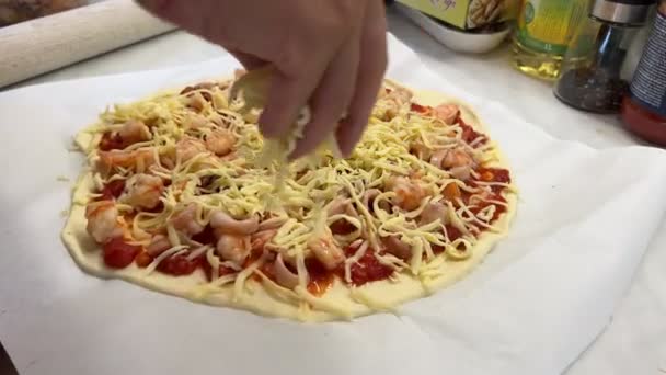 Тертый Сыр Посыпают Пиццей Крупным Планом Высококачественные Кадры — стоковое видео