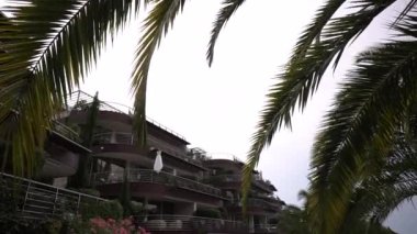 Beyaz gelinlik pahalı bir otel kompleksinin terasında asılı. Yüksek kaliteli FullHD görüntüler