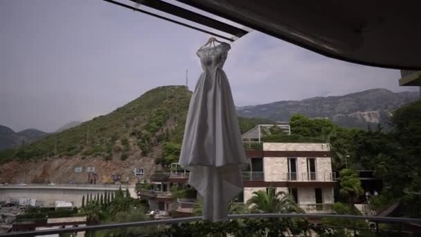 Vestido Novia Cuelga Una Percha Balcón Del Hotel Contra Telón — Vídeos de Stock