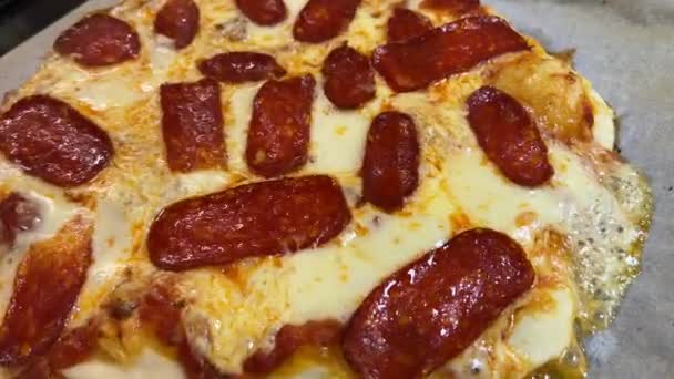 Pizza Calda Fresca Con Salsicce Una Teglia Forno Primo Piano — Video Stock