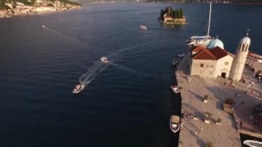Gospa od Skrpjela adasından denize açılıyoruz. Üst manzara 360. Yüksek kaliteli FullHD görüntüler