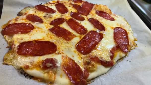 Hete Zelfgemaakte Pepperoni Pizza Een Bakplaat Close Hoge Kwaliteit Beeldmateriaal — Stockvideo