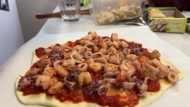 Kalamar Karides Domates Soslu Yapımı Pizza Yapmak Yüksek Kalite Görüntü — Stok video