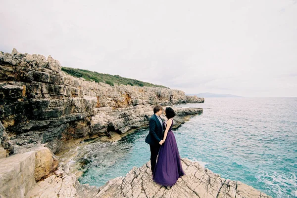 Homme Une Femme Étreignent Sur Rocher Dessus Mer Photo Haute — Photo