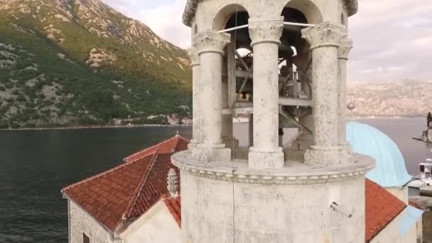 Klocktorn Med Pelare Kyrkan Our Lady Klipporna Montenegro Högkvalitativ Fullhd — Stockvideo