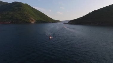 Dağlar arasında denizde yüzen yatların havadan görünüşü. Yüksek kaliteli FullHD görüntüler
