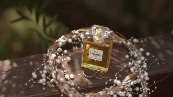 Los Anillos Boda Encuentran Una Corona Junto Una Botella Perfume — Vídeos de Stock