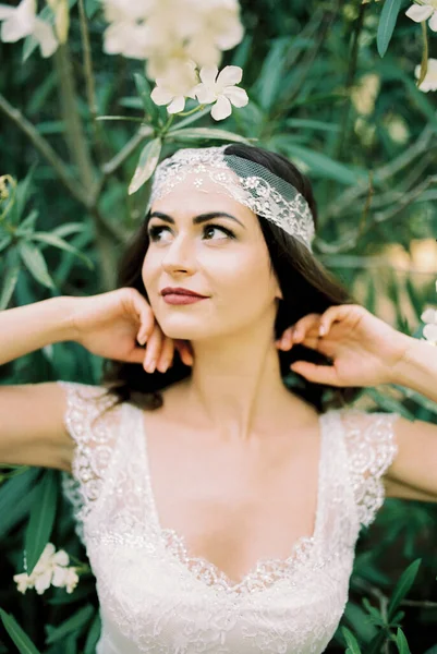 Braut Richtet Ihre Haare Der Nähe Eines Blühenden Weißen Oleanderstrauches — Stockfoto