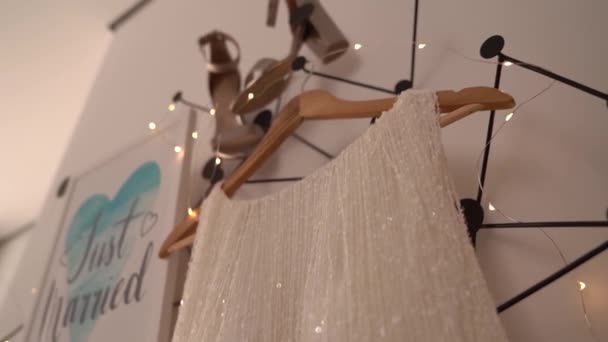 Sukienka Ślubna Wisi Wieszaku Ścianie Obok Butów Tabliczce Właśnie Wyszłam — Wideo stockowe