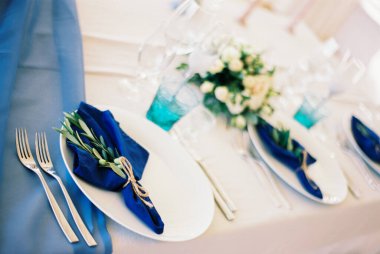 Çanak çömlek ve dekorasyonlu düğün masası servis edildi. Yüksek kalite fotoğraf