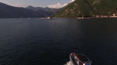 Şişme tekne St. George adasına doğru yüzüyor. Karadağ. Yüksek kaliteli FullHD görüntüler