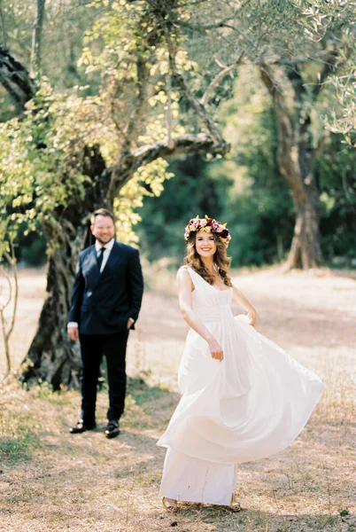 Bruid Draait Witte Toga Jurk Voor Bruidegom Het Park Hoge — Stockfoto