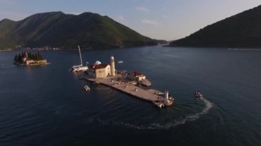 Kotor Körfezi 'ndeki küçük bir yapay adada, Kayalıklardaki Meryem Kilisesi. Yüksek kaliteli FullHD görüntüler