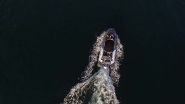 Sürat teknesi Perast sahiline kadar denizde yüzer. Karadağ. Yüksek kaliteli FullHD görüntüler