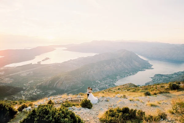 Mariés Mariés Sont Debout Sur Mont Lovcen Avec Panorama Sur — Photo