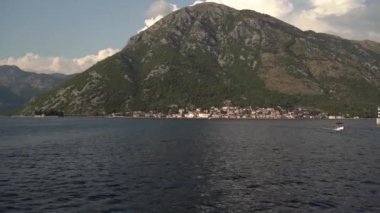 Dağların eteğinde eski evleri olan deniz kıyısında. Yüksek kaliteli FullHD görüntüler