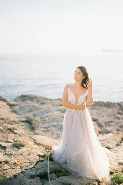 Pengantin Dalam Gaun Putih Bengkak Berdiri Pantai Berbatu Foto Berkualitas — Stok Foto
