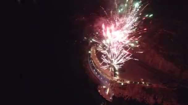 Lancement Feux Artifice Lumineux Depuis Rivage Près Restaurant Bord Mer — Video