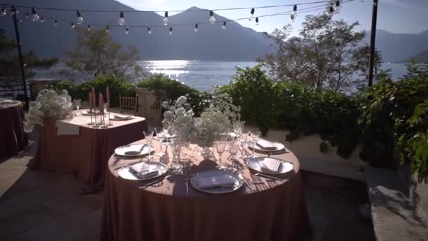 Tables Dressées Avec Bougies Bouquets Sur Terrasse Bord Mer Des — Video