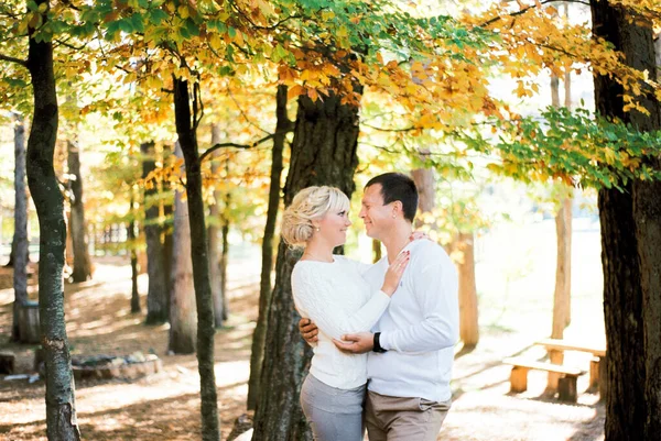 Mann Und Frau Umarmen Sich Unter Einem Baum Mit Gelben — Stockfoto