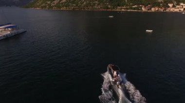 Şişme motorlu tekne Kotor Körfezi 'ndeki adaların arasında yüzer. Yüksek kaliteli FullHD görüntüler