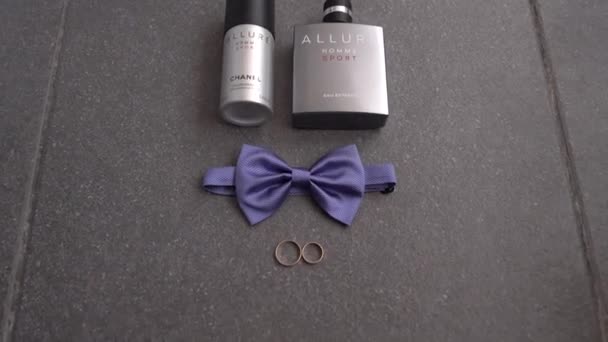 Anéis Casamento Estão Lado Laço Homens Perfume Inscrição Chanel Allure — Vídeo de Stock