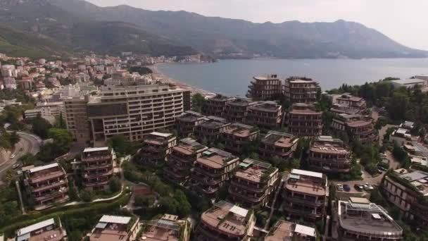 Κάπες Πάνω Από Σκαλοπάτια Του Θέρετρου Ντούκλεϊ Μαυροβούνιο Υψηλής Ποιότητας — Αρχείο Βίντεο