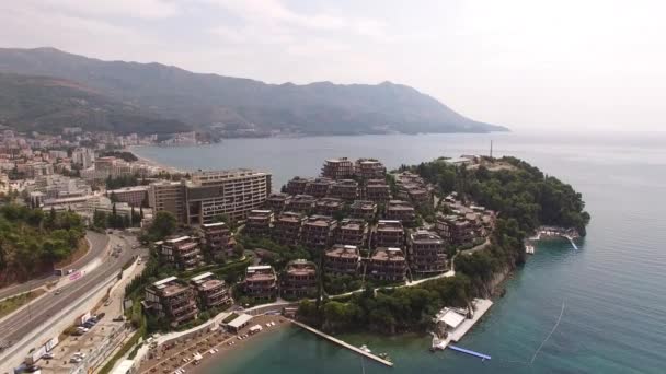 Dure Badplaats Dukley Tussen Groene Tuinen Aan Kust Montenegro Hoge — Stockvideo