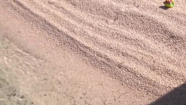 砂浜のきれいな海の波に波紋 高品質のフルHd映像 — ストック動画