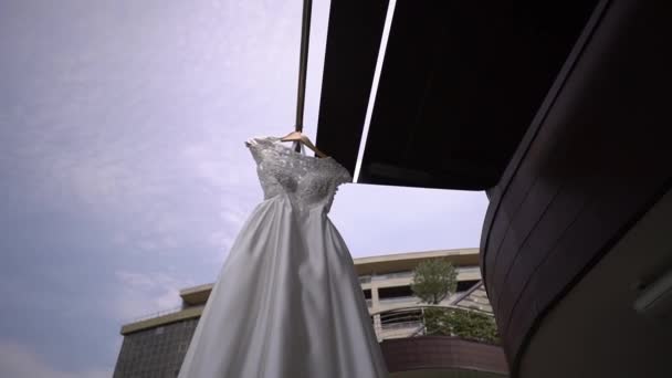 Vestido Noiva Branco Pendura Cabide Varanda Contra Pano Fundo Céu — Vídeo de Stock