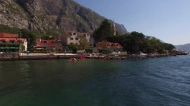 Turistler şişme daireler ve kıyıya yakın denizde kayıklar üzerinde yüzerler. Yüksek kalite 4k görüntü