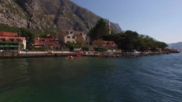 Toeristen Drijven Opblaasbare Cirkels Boten Zee Buurt Van Kust Hoge — Stockvideo