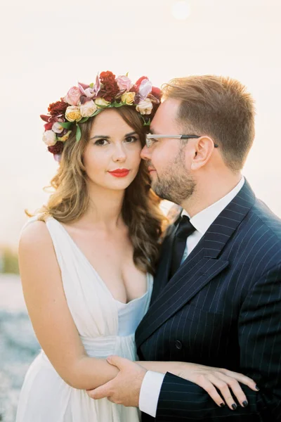 Brudgummen Kramar Bruden Vid Midjan Och Ser Henne Ansiktet Högkvalitativt — Stockfoto