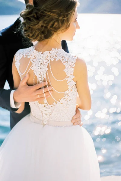 Groom Mit Main Sur Dos Mariée Dans Une Robe Blanche — Photo