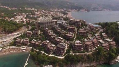 Dukley Resort 'un adımlı teraslarının insansız hava aracı görüntüsü. Budva. Yüksek kalite 4k görüntü