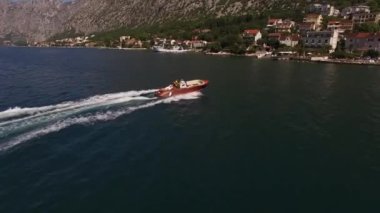 Motorlu tekne Budva kıyısı boyunca özel oteller ve plajlarla açılır. Yüksek kalite 4k görüntü