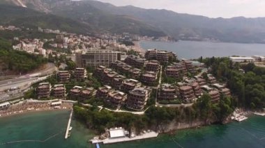 Budva sahilinde, otel kompleksi olan Dukley. Karadağ. Yüksek kalite 4k görüntü