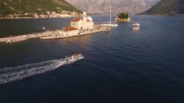Gemiler Gospa od Skrpjela adasından geçiyor. Karadağ. Yüksek kaliteli FullHD görüntüler