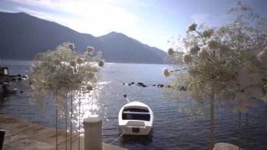 Limandaki demirli teknelerin yanında duran beyaz çiçek buketleri. Yüksek kaliteli FullHD görüntüler