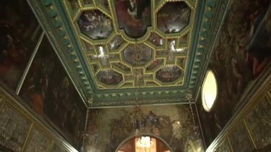 Kayalıklardaki Meryem Kilisesi 'nin tavanına boyanmış ikonlar. Yüksek kaliteli FullHD görüntüler