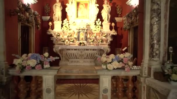 祭壇と岩の上に聖母教会の象徴性 高品質のフルHd映像 — ストック動画