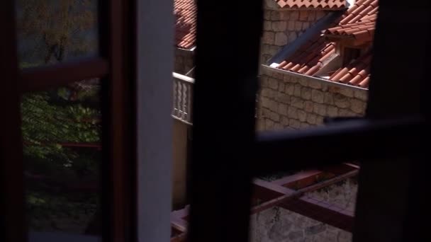Вид Вікна Дерев Яний Балкон Кам Яного Будинку Червоним Дахом — стокове відео