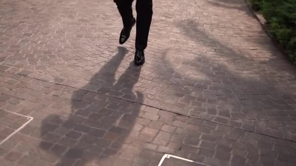 Dlažebních Kamenech Kráčejí Muži Černých Kalhotách Botách Lakované Kůže Detailní — Stock video