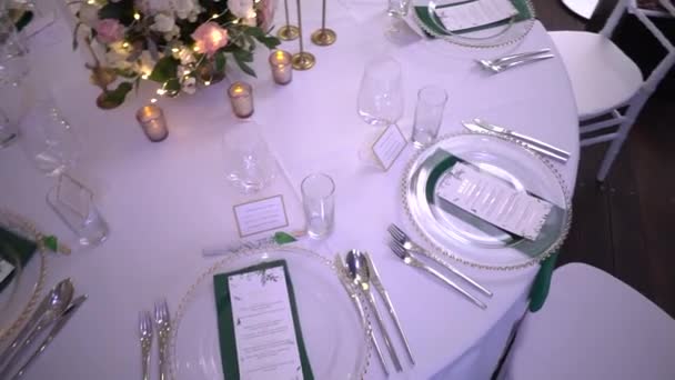 Laid Table Mariage Avec Plaques Signalétiques Près Des Couverts Des — Video