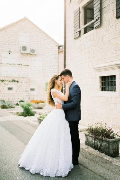 Vőlegény Megöleli Menyasszonyt Utcán Lévő Régi Kőház Mellett Kiváló Minőségű — Stock Fotó