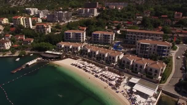 Pantai Sandy Dekat Resort Hotel Huma Kotor Bay Dan Villa — Stok Video