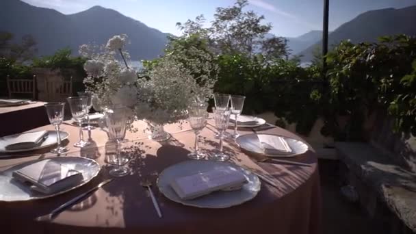 Table Dressée Avec Bougies Bouquet Fleurs Sur Terrasse Bord Mer — Video